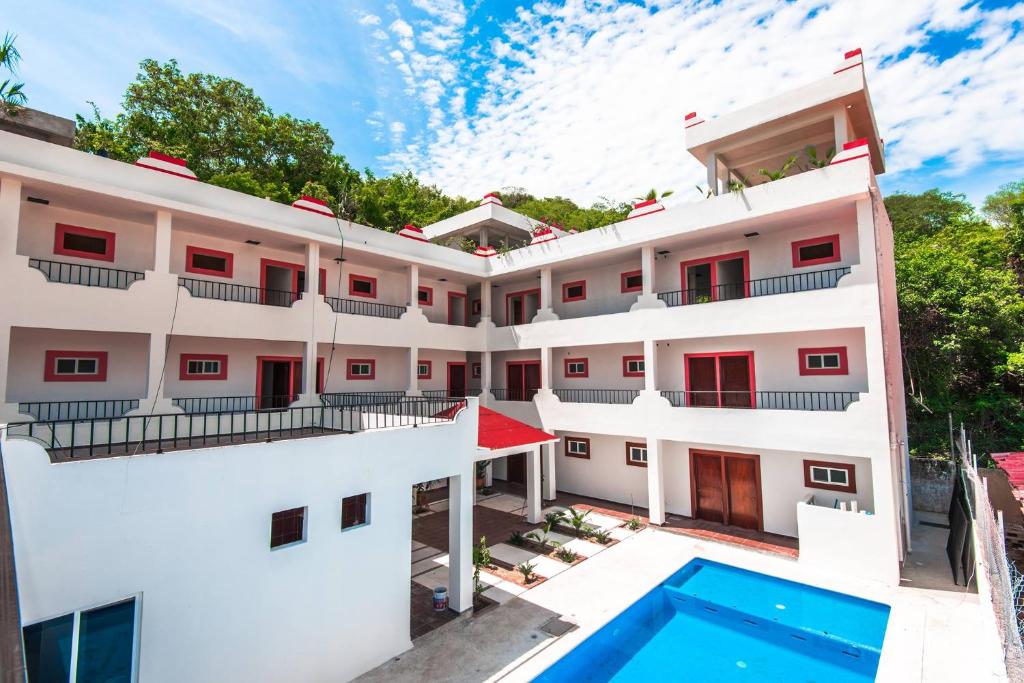 - une vue aérienne sur un bâtiment avec une piscine dans l'établissement Hotel D Abril, à Santa Cruz Huatulco