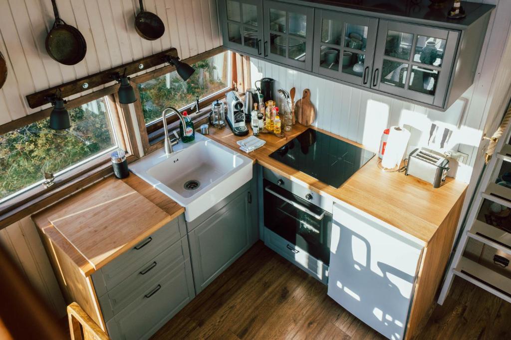 Kuchyň nebo kuchyňský kout v ubytování Mulakot Cosy Cabins