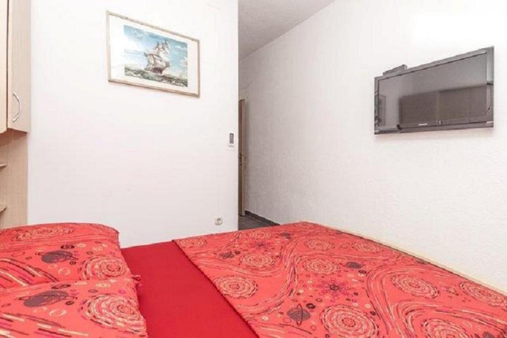 Televízia a/alebo spoločenská miestnosť v ubytovaní Apartments and Rooms Mišić