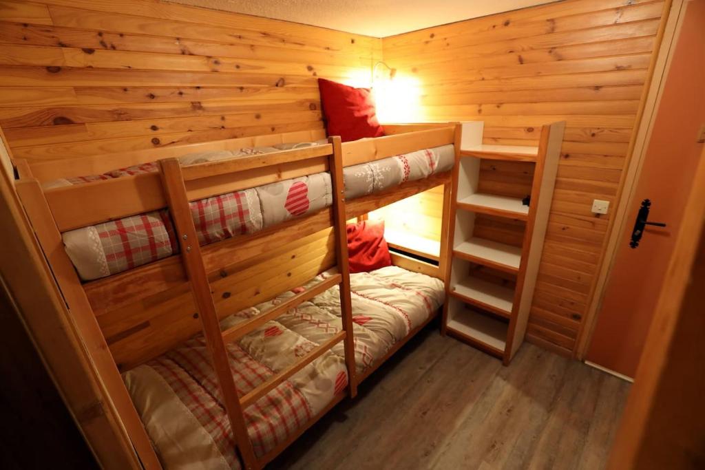 a room with two bunk beds in a cabin at Le Duplex d&#39;Aussois in Aussois