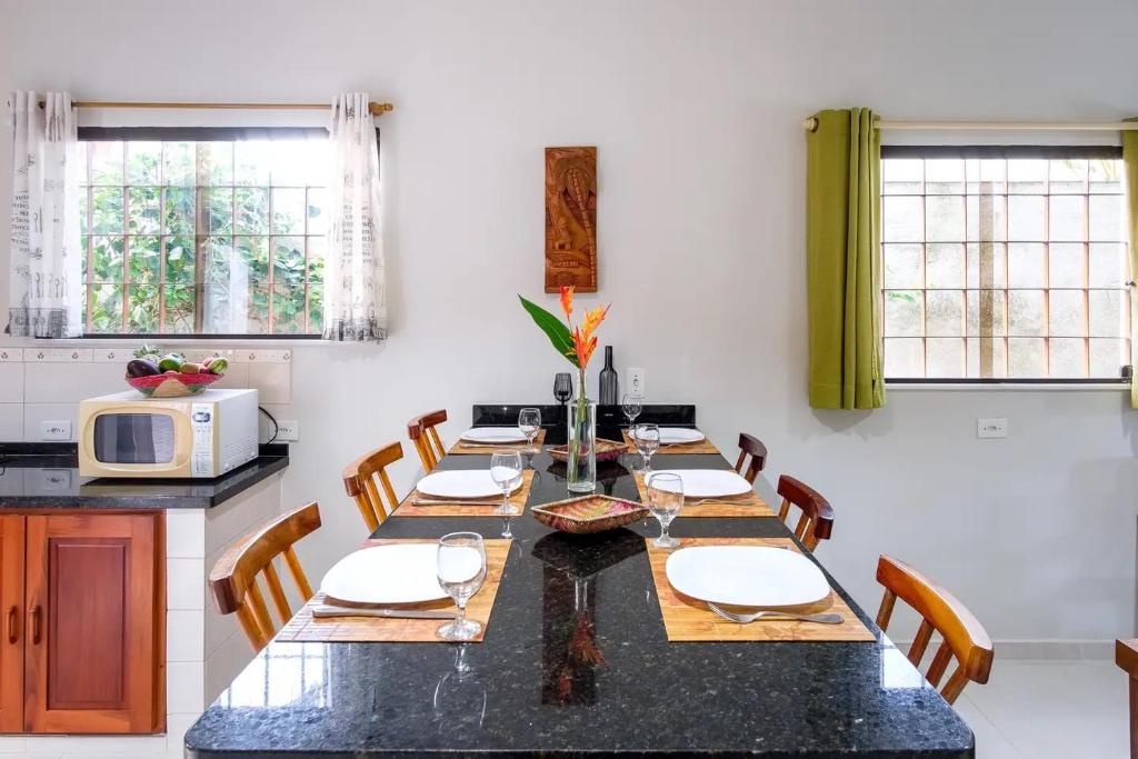  CASA LINDA E ESPAÇOSA COM AR - 50 MTS DA PRAIA