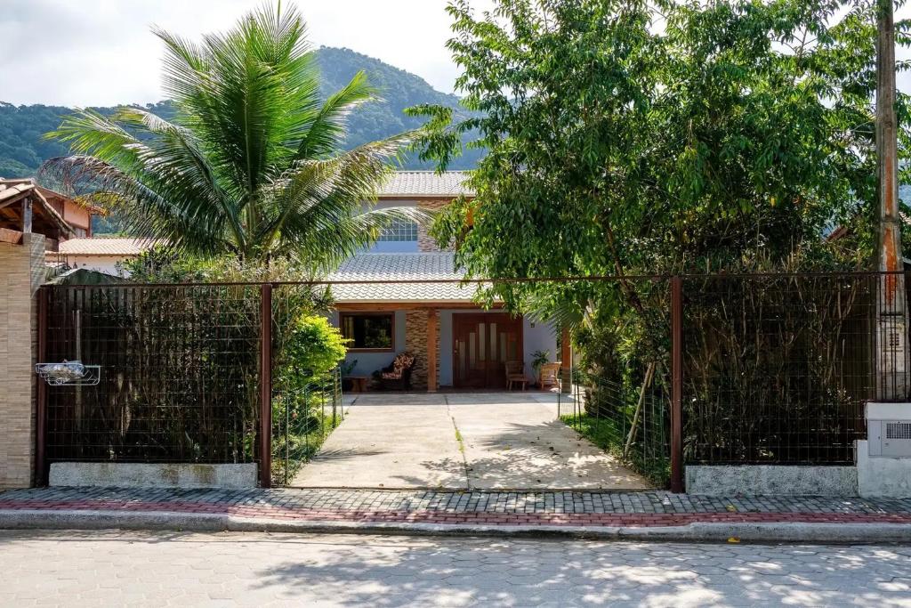  CASA LINDA E ESPAÇOSA COM AR - 50 MTS DA PRAIA