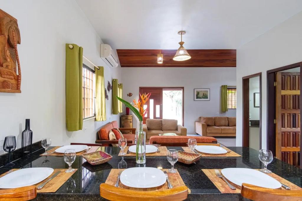  CASA LINDA E ESPAÇOSA COM AR - 50 MTS DA PRAIA