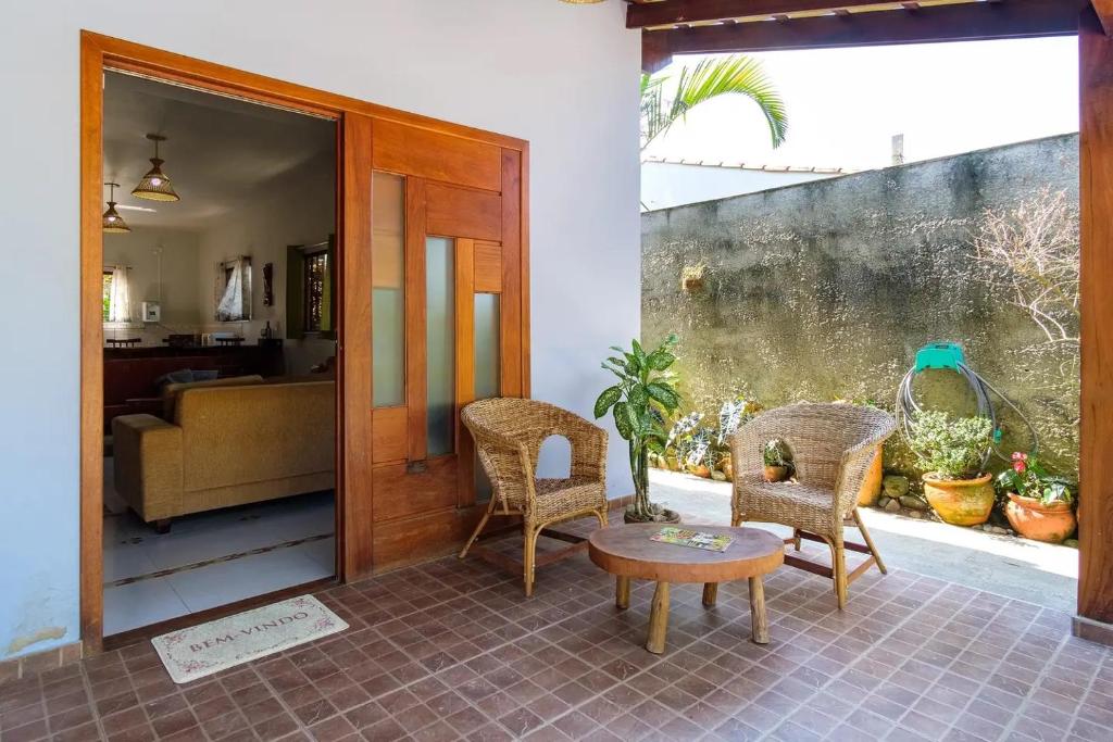  CASA LINDA E ESPAÇOSA COM AR - 50 MTS DA PRAIA