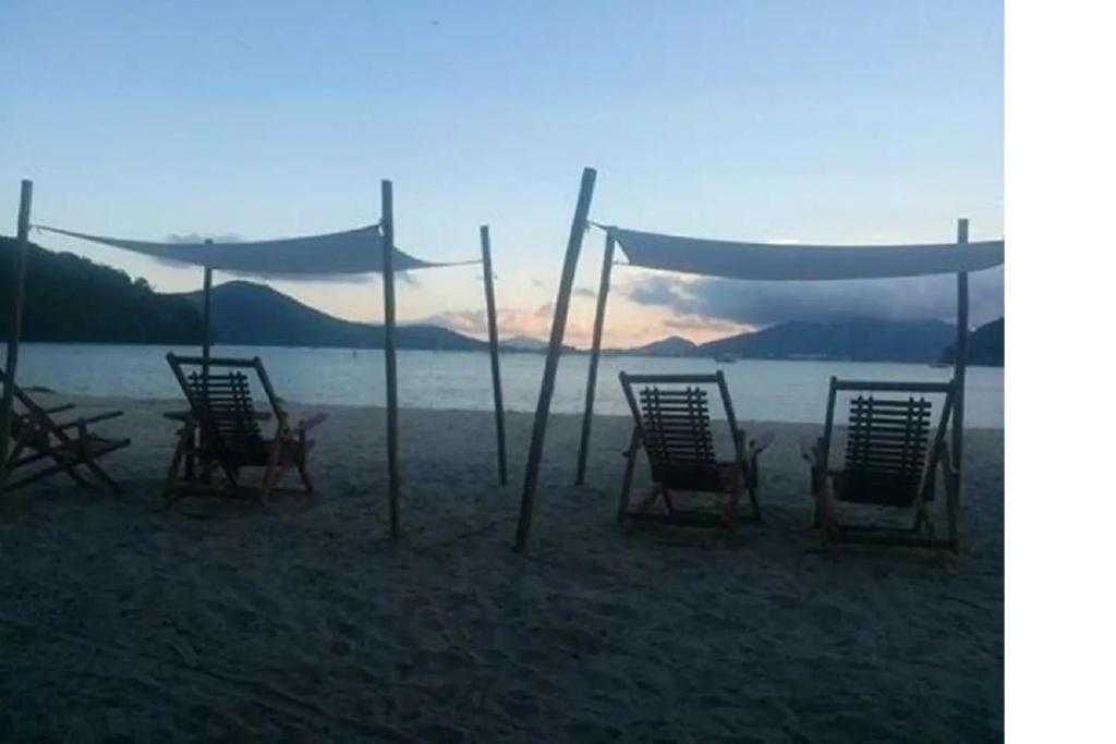  CASA LINDA E ESPAÇOSA COM AR - 50 MTS DA PRAIA