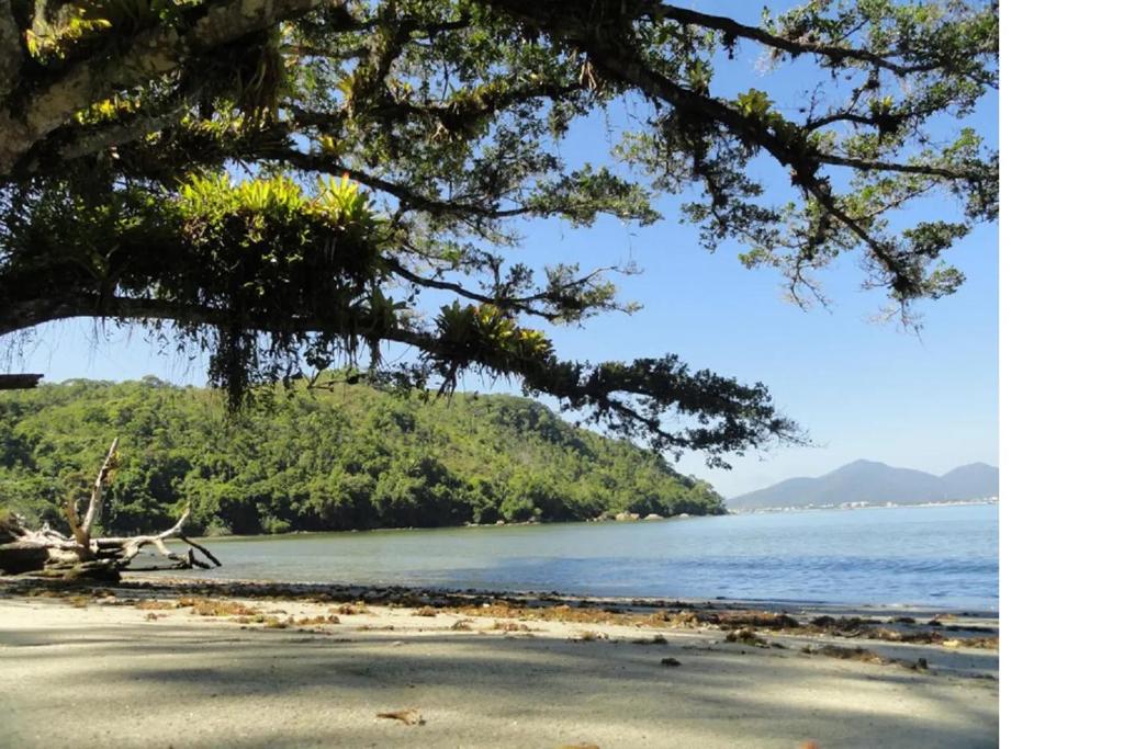  CASA LINDA E ESPAÇOSA COM AR - 50 MTS DA PRAIA