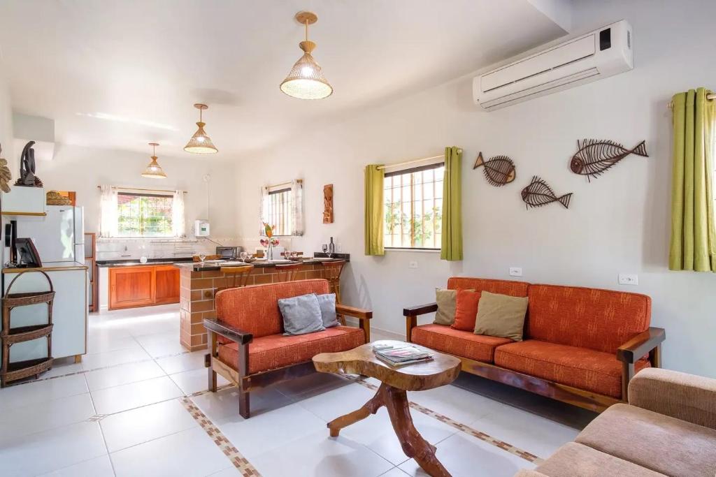  CASA LINDA E ESPAÇOSA COM AR - 50 MTS DA PRAIA