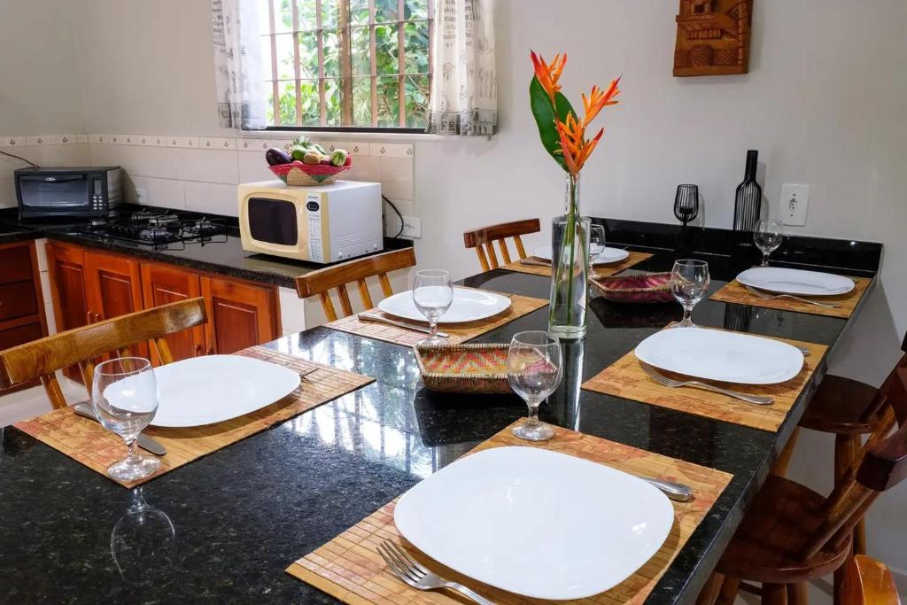  CASA LINDA E ESPAÇOSA COM AR - 50 MTS DA PRAIA