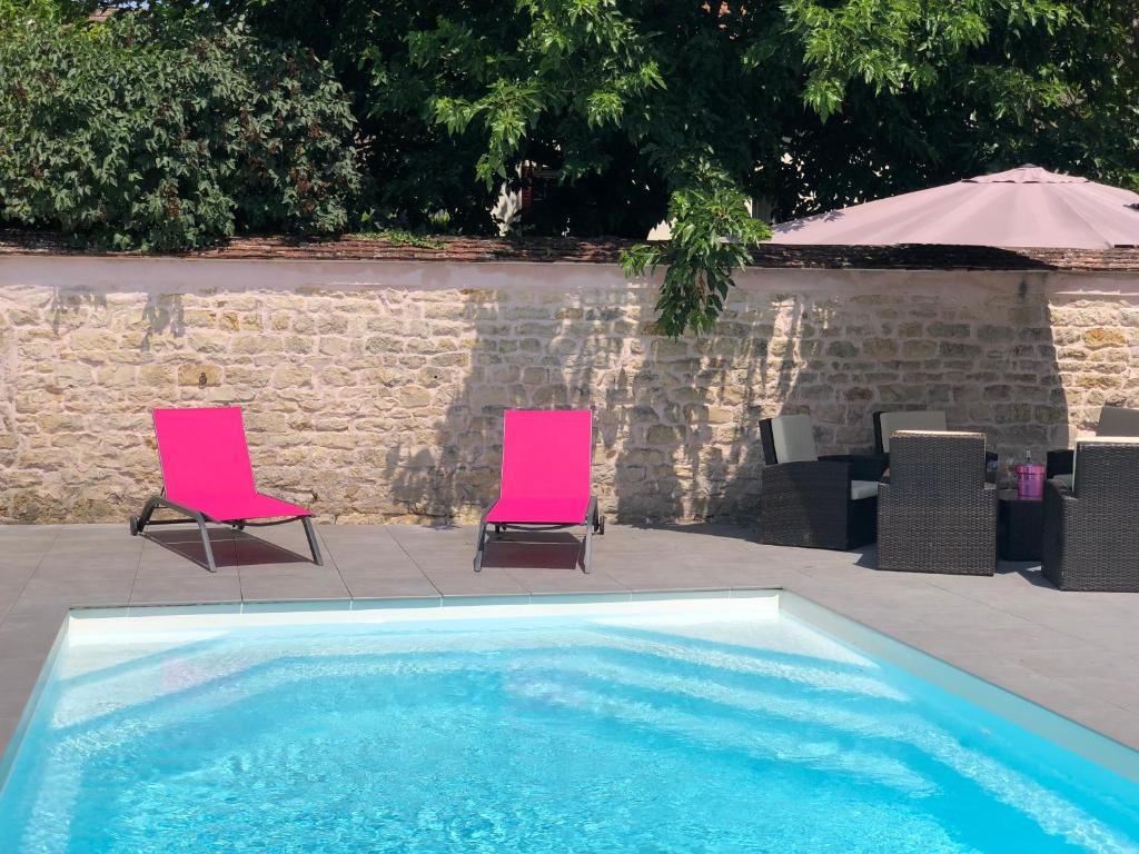 Bazén v ubytování Logis L'Hôtel D'Arc nebo v jeho okolí