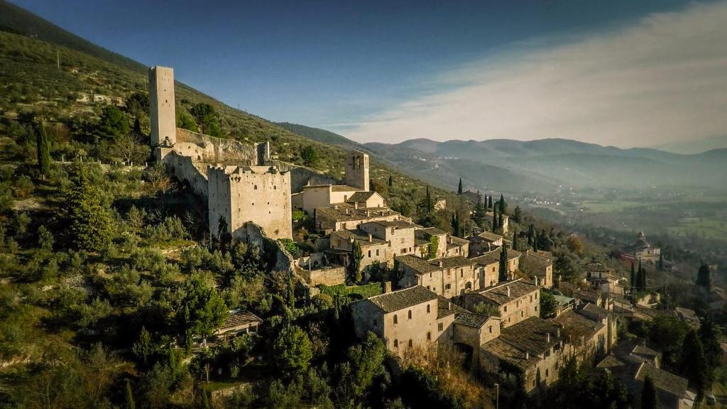 カンペッロ・スル・クリトゥンノにあるBorgo Lizori Country Houseの山の脇の町