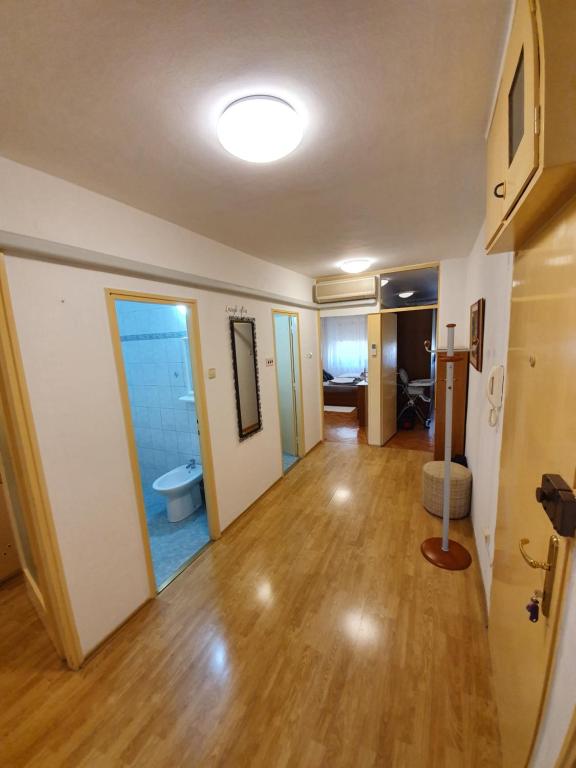 Televízia a/alebo spoločenská miestnosť v ubytovaní Apartman Val