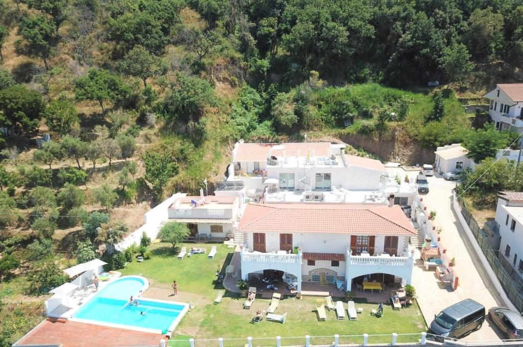 una vista aérea de una casa con piscina en Villa Fontana, en Tropea