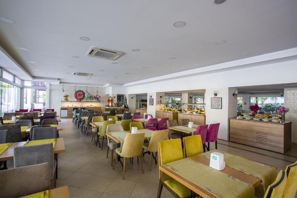 A restaurant or other place to eat at Bitez Garden Life