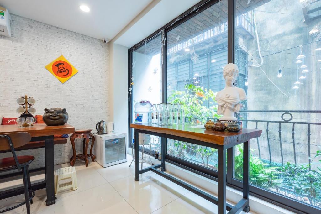 Cette chambre dispose d'une table avec une statue. dans l'établissement Tofu's House - A place called Home, à Hanoï
