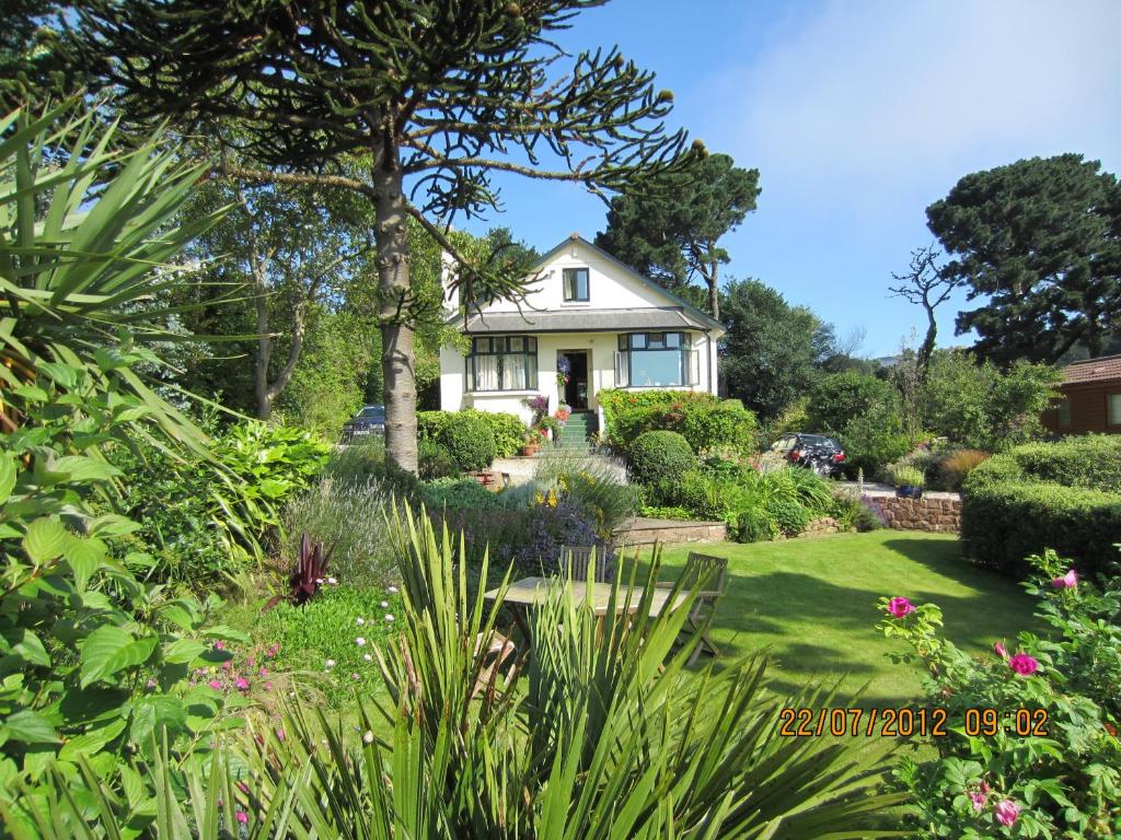 una casa con un jardín delante de ella en Norwegian Wood en Paignton