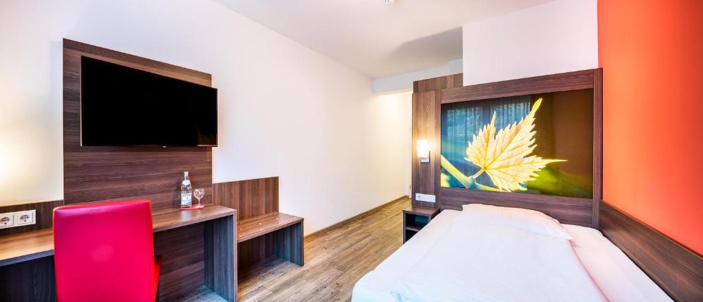Postel nebo postele na pokoji v ubytování Schroeders Wein-Style-Hotel