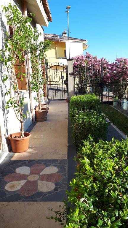 Gambar di galeri bagi Guspini-Casa vacanze con giardino IUN R1321 di Guspini