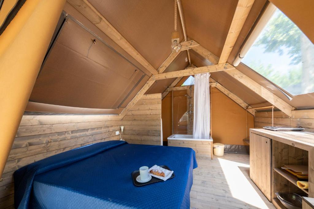 Un pat sau paturi într-o cameră la Camping Rose