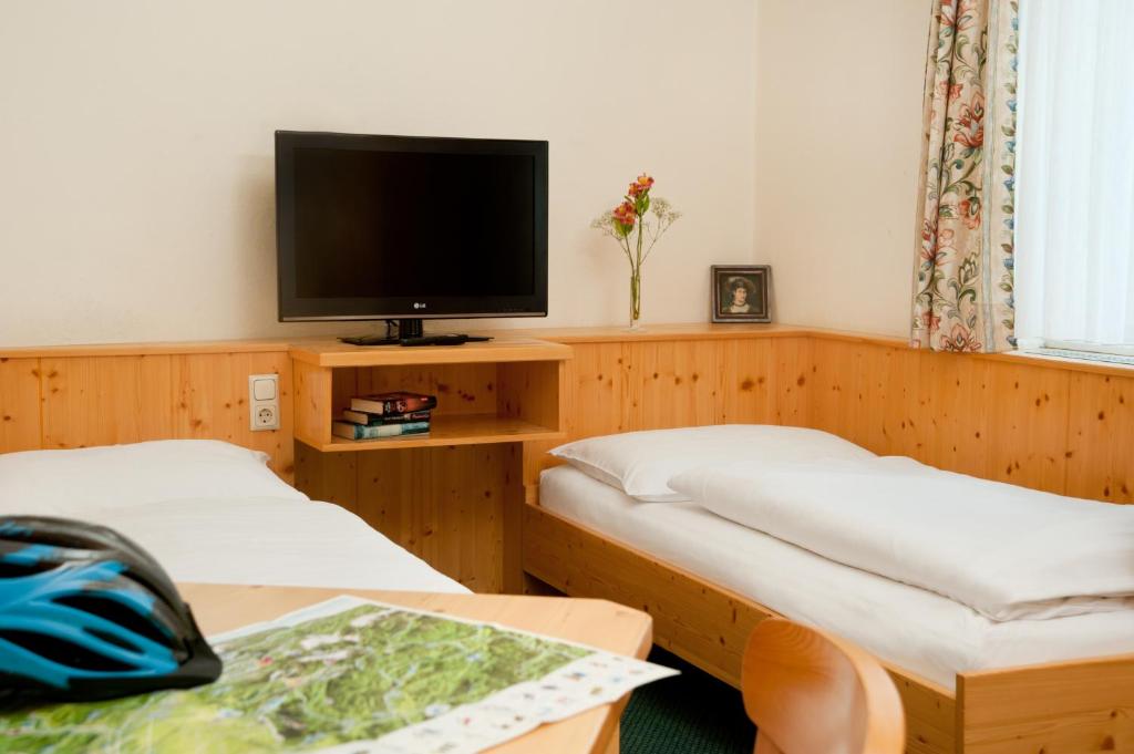Televízia a/alebo spoločenská miestnosť v ubytovaní Hubertushof Fromwald Hotel und Gasthof