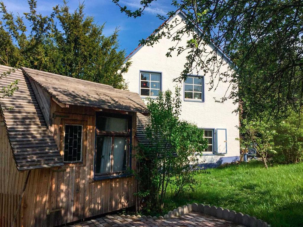 a white house with a window in the yard at Haus am Hagen in Friedland