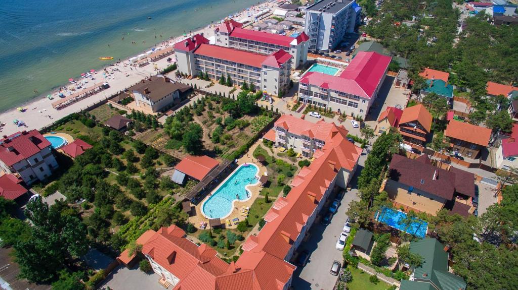 una vista aerea di un resort con spiaggia di Delfin a Kobleve