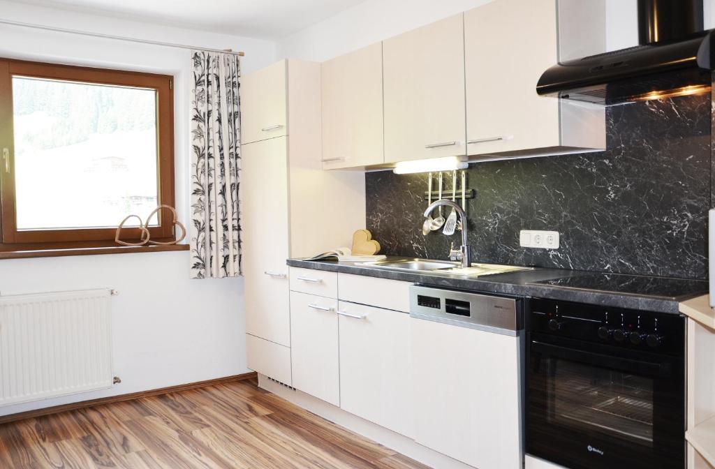 Kuchyň nebo kuchyňský kout v ubytování Appartments Enterwald