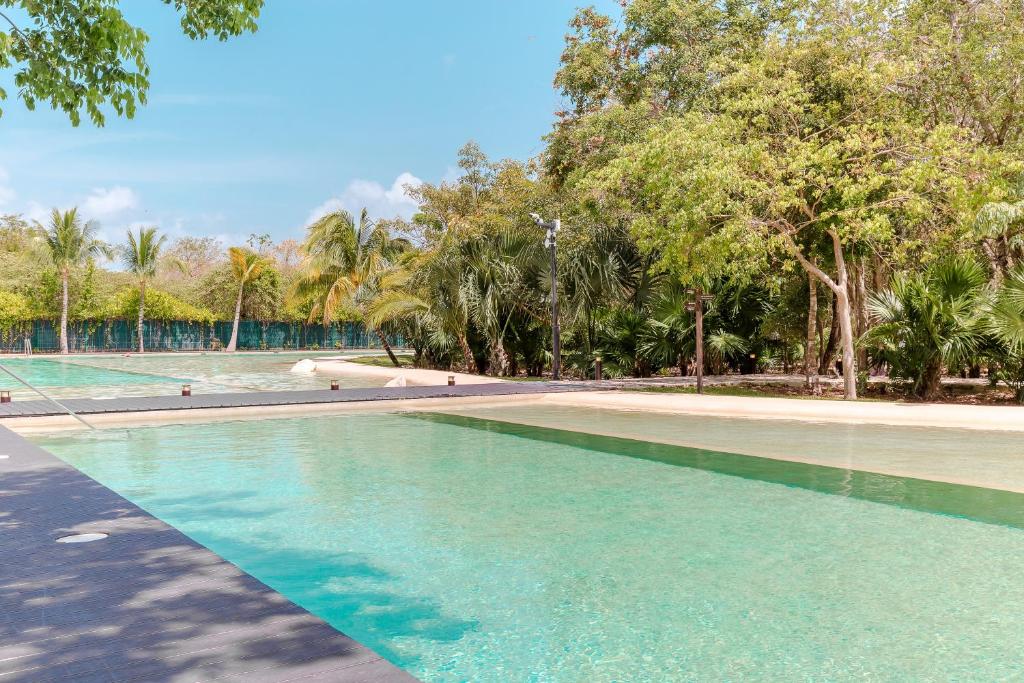 Bazén v ubytování Condo Maxim E 305 Condo nebo v jeho okolí