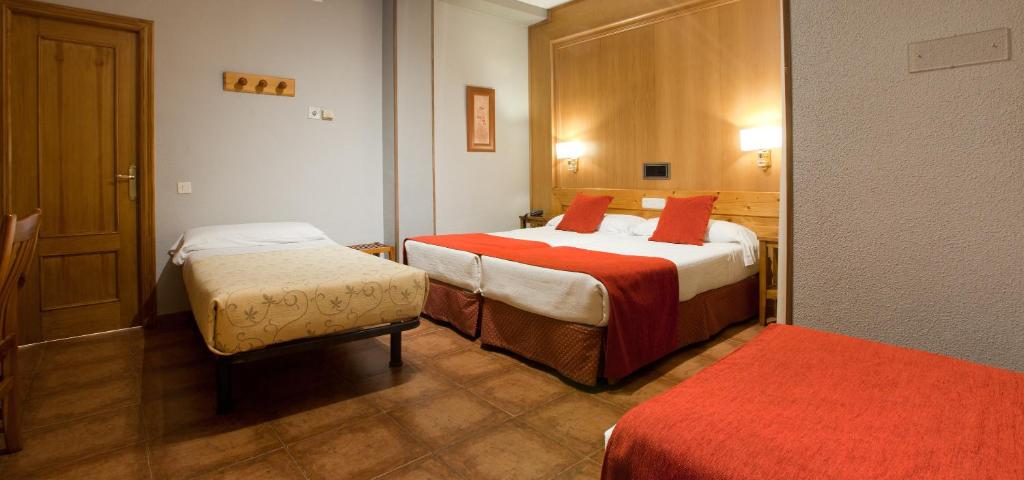 Postel nebo postele na pokoji v ubytování Hotel Real De Toledo