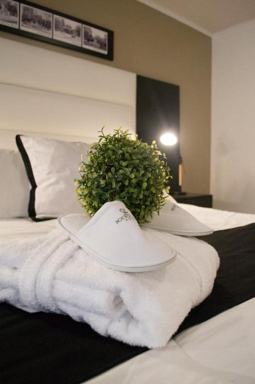 a green plant sitting on top of a bed at Pocitos Plaza Hotel in Montevideo