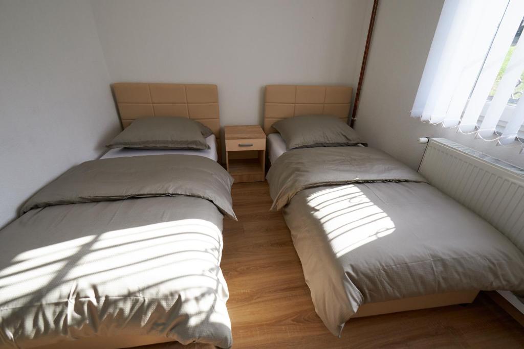 Ένα ή περισσότερα κρεβάτια σε δωμάτιο στο DARBI Apartment Sarajevo Pazarić