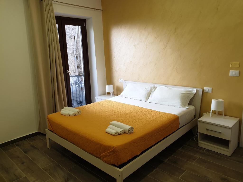 1 dormitorio con 1 cama con 2 toallas en Giò Rooms, en Scalea