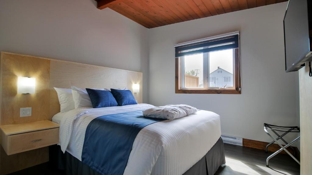 Una cama o camas en una habitación de Riôtel Carleton-sur-Mer