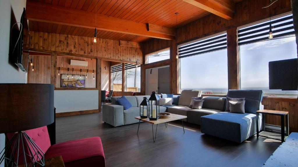 Una televisión o centro de entretenimiento en Riôtel Carleton-sur-Mer