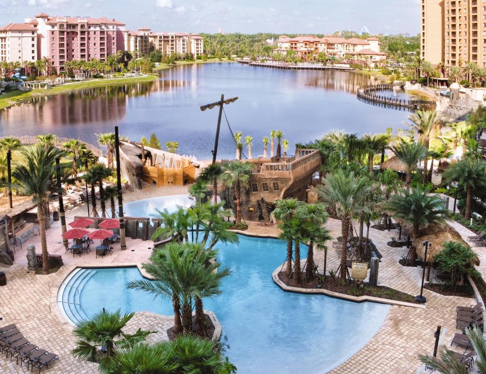 una vista aérea de una piscina del complejo con palmeras en Club Wyndham Bonnet Creek, en Orlando