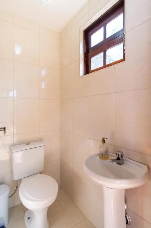  CASA LINDA E ESPAÇOSA COM AR - 50 MTS DA PRAIA