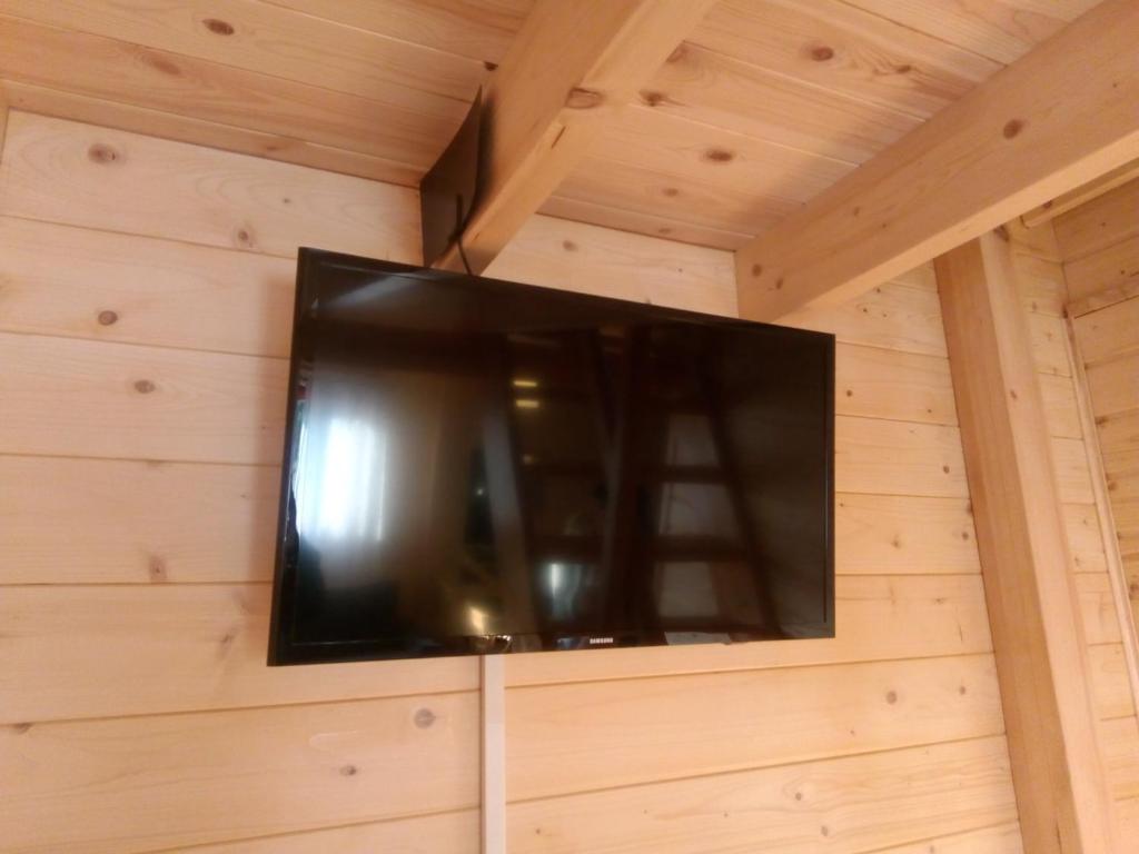 TV a/nebo společenská místnost v ubytování Nowe Domki Pod Lipami