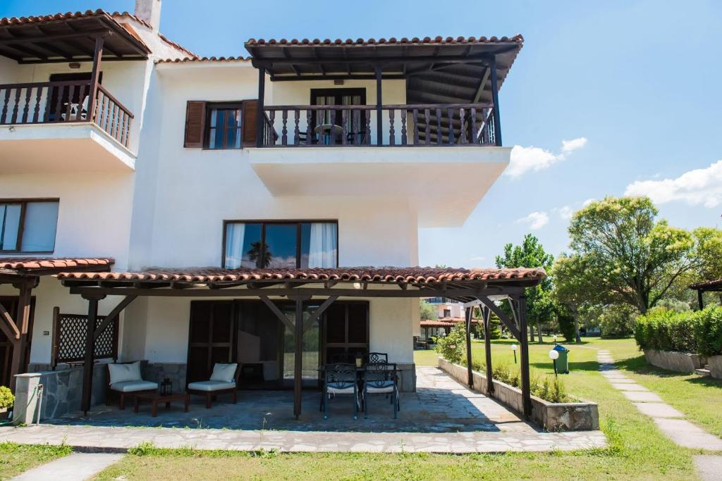 Casa con patio y balcón en White Blossom Villa #Fourka, en Skála Foúrkas
