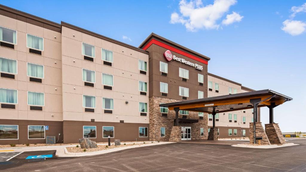 um hotel com um parque de estacionamento em frente em Best Western Plus Rapid City Rushmore em Rapid City