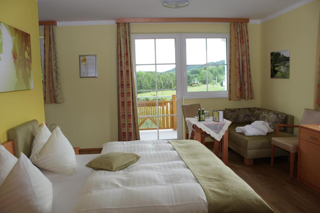 Postel nebo postele na pokoji v ubytování Gasthof-Pension Nordwald