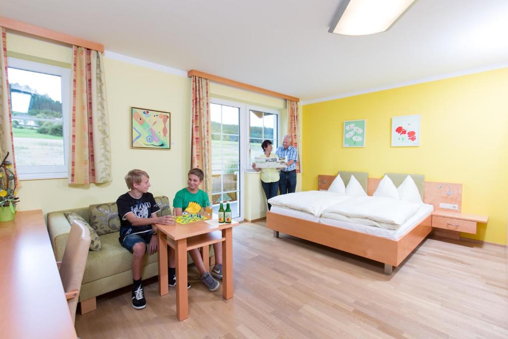 Postel nebo postele na pokoji v ubytování Gasthof-Pension Nordwald