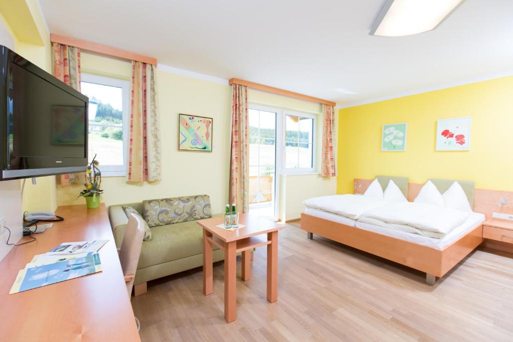 TV a/nebo společenská místnost v ubytování Gasthof-Pension Nordwald