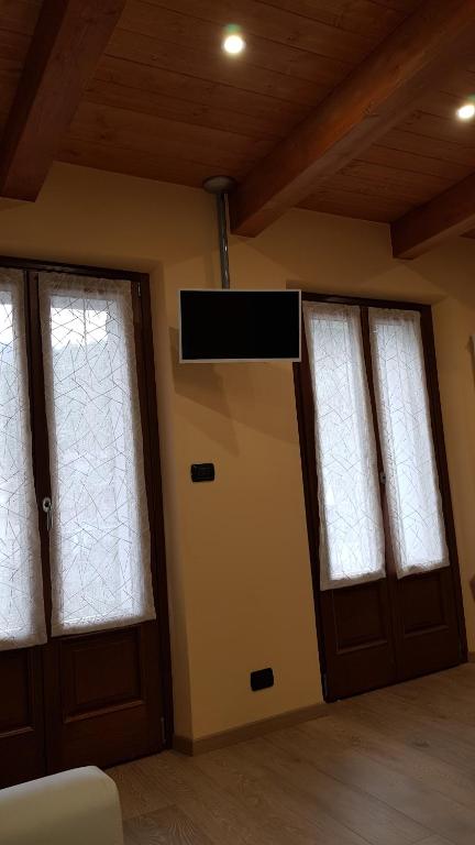 Telewizja i/lub zestaw kina domowego w obiekcie La Ca' d' Rina Casa Vacanze