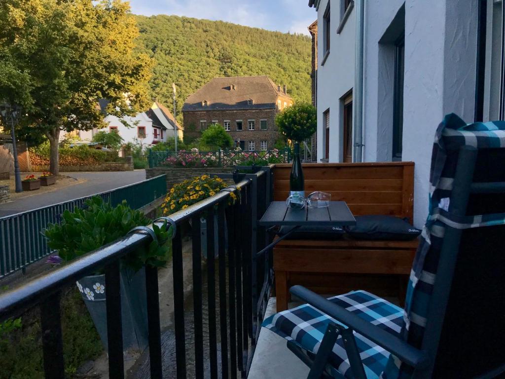 a balcony with a table and a chair on a porch at Ferienwohnung Am Bachlauf in Pommern