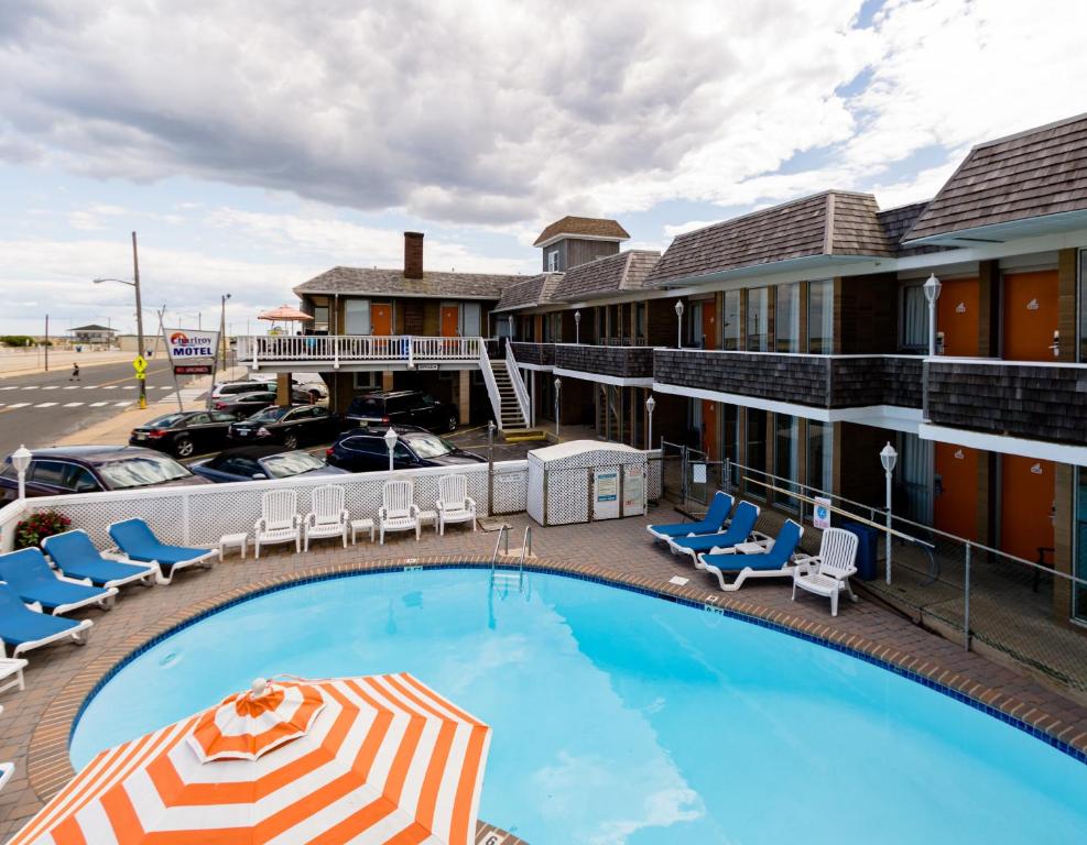 Bazén v ubytování Charlroy Motel nebo v jeho okolí