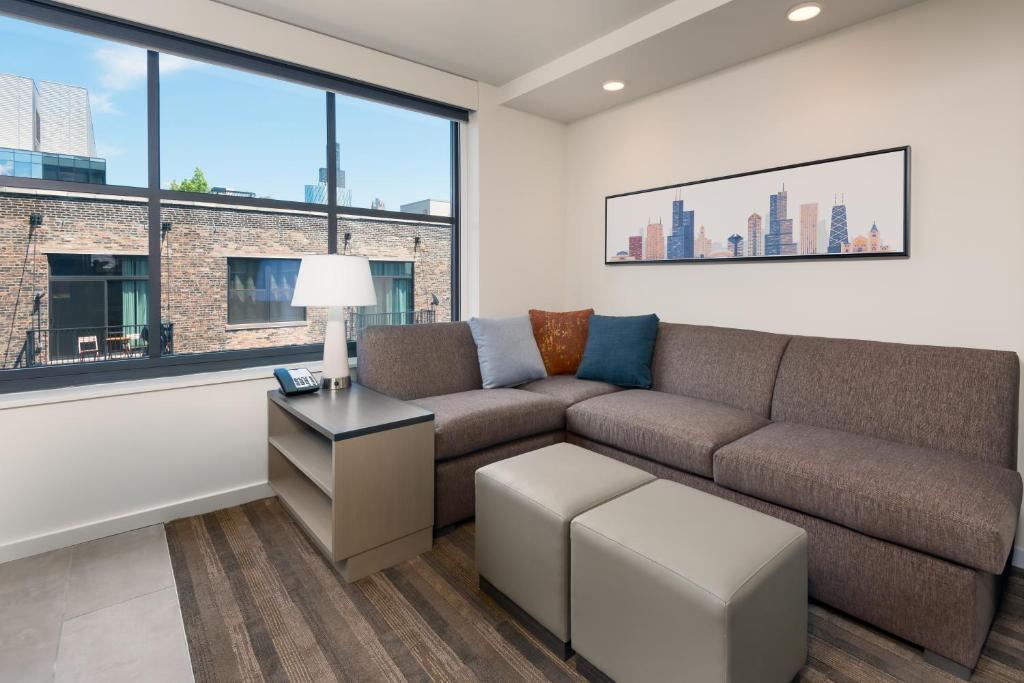 Hyatt House Chicago West Loop-Fulton Market - King Studio Suite配厨房和沙发床