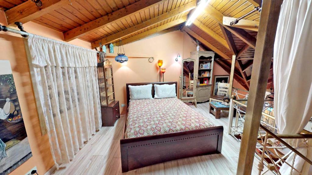- une chambre avec un lit dans l'établissement ART HOUSE, à Parga