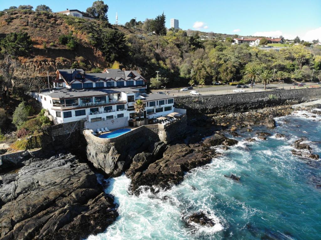 uma casa num penhasco junto ao oceano em Hotel Oceanic em Viña del Mar