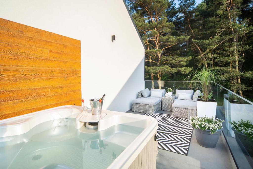 a bath tub sitting on top of a patio at Przypływy & Odpływy in Jastrzębia Góra