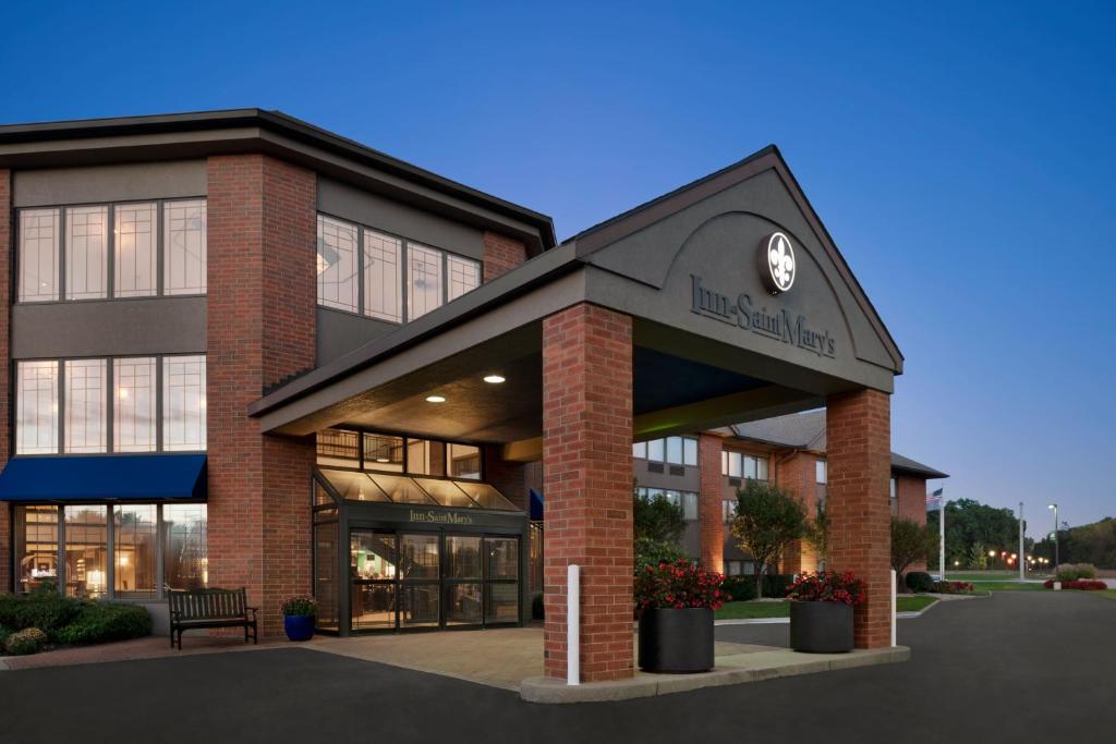 un edificio con un reloj en la parte delantera en The Inn at Saint Mary's, en South Bend