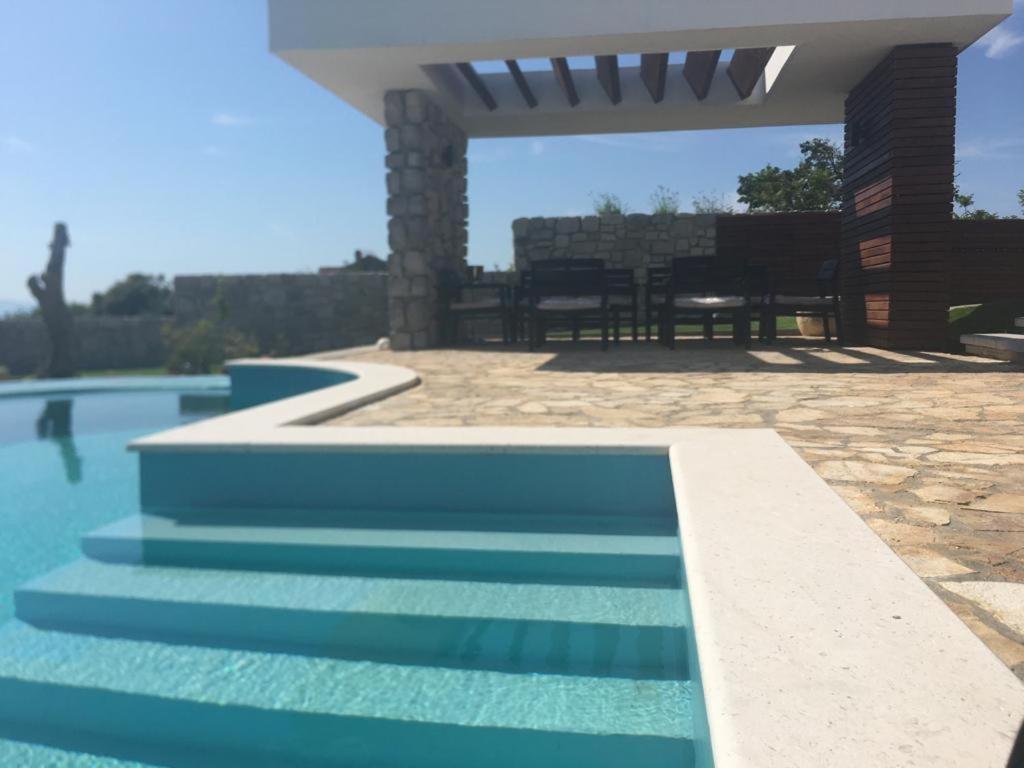basen ze stołem i patio w obiekcie Resort Villa Moses w Novalji